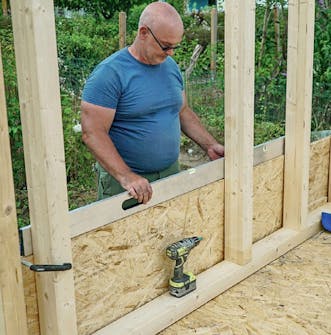 Isolert anneks: Første plate på isolert anneks Isolert anneks: Sjekk at den første platen på det isolerte annekset sitter rett